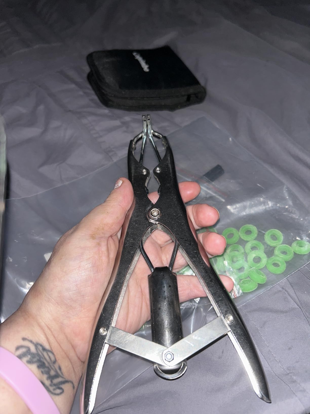 Goat Banding Kit, Livestock Castration Bander with Stainless Steel Expander Pliers, 100Pcs 2 Sizes Castrator Rings and Ring Installation Tool for Goats, Lambs, Calves, Sheep, Piglets customer photo 2