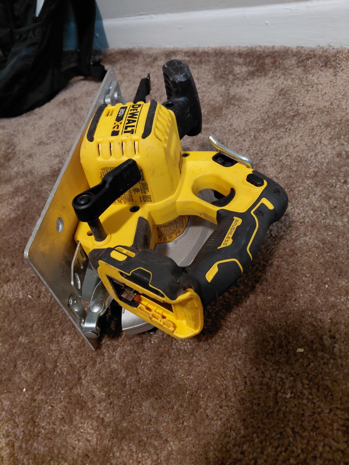 DEWALT 20V MAX XR Brushless Cordless 7-1/4 in. Circular Saw, Tool Only (DCS590B) customer photo 1