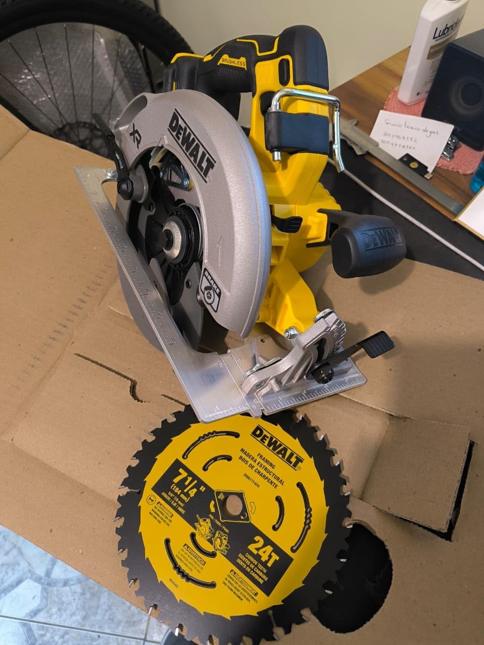 DEWALT 20V MAX XR Brushless Cordless 7-1/4 in. Circular Saw, Tool Only (DCS590B) customer photo 2