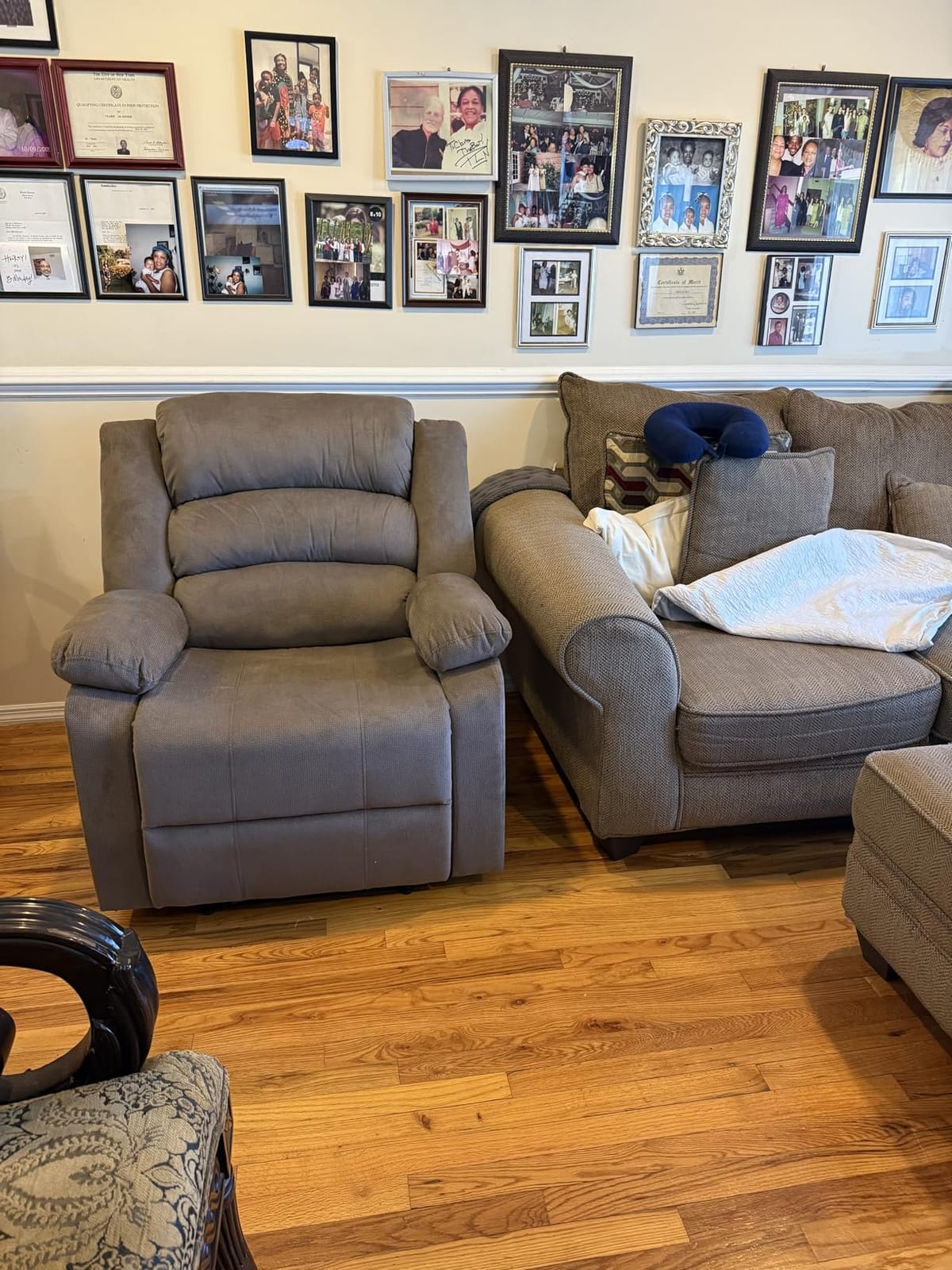 EBELLO Classic Power Recliner Chair, Oversized Electric Reclining Chair with Overstuffed Cushion and Back, Soft Fabric Adults Single Recliner Sofa for Living Room, Brown customer photo 1