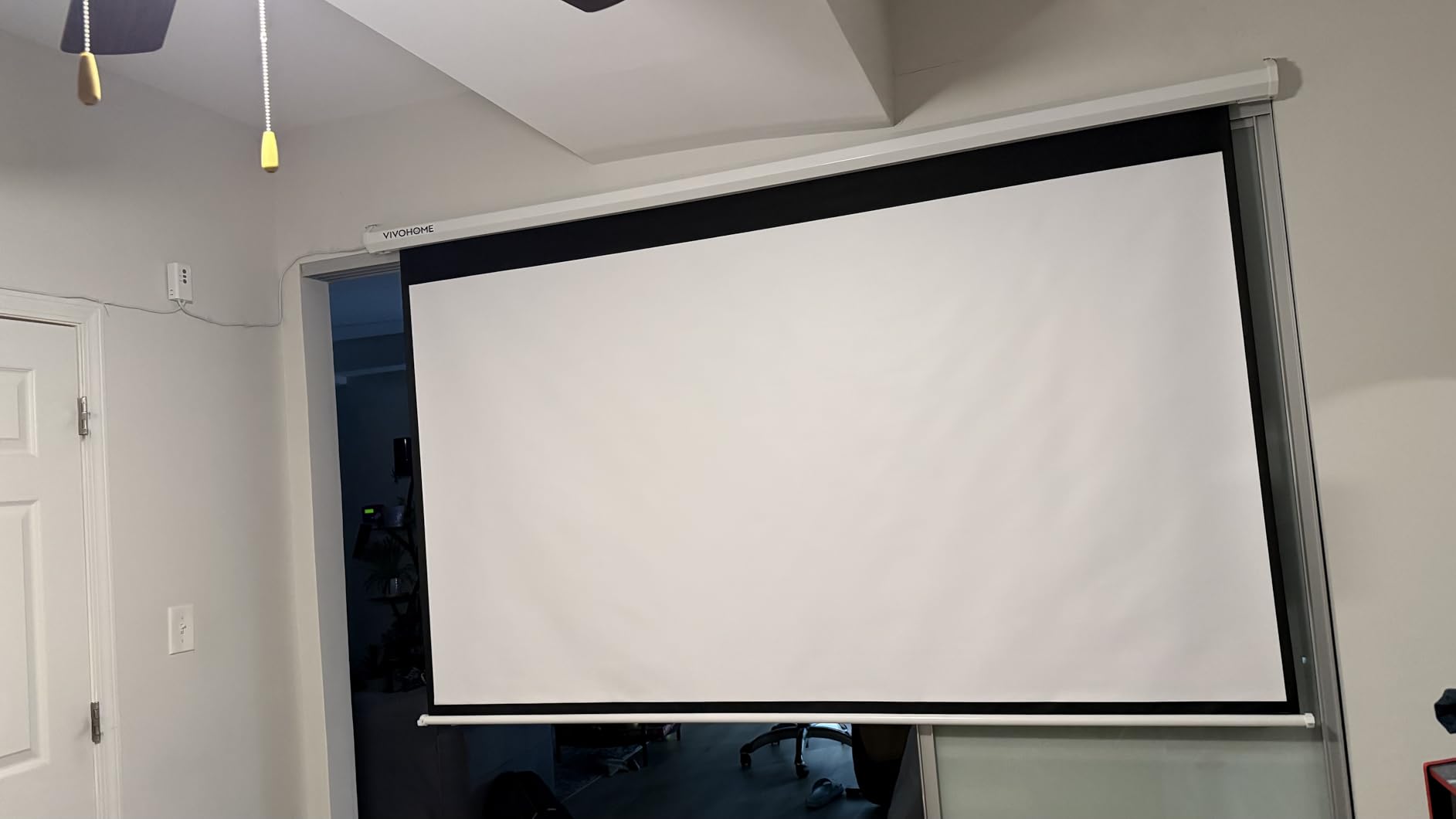 VIVOHOME 84 Inch 16:9 Motorized Projector Screen, White customer photo 2