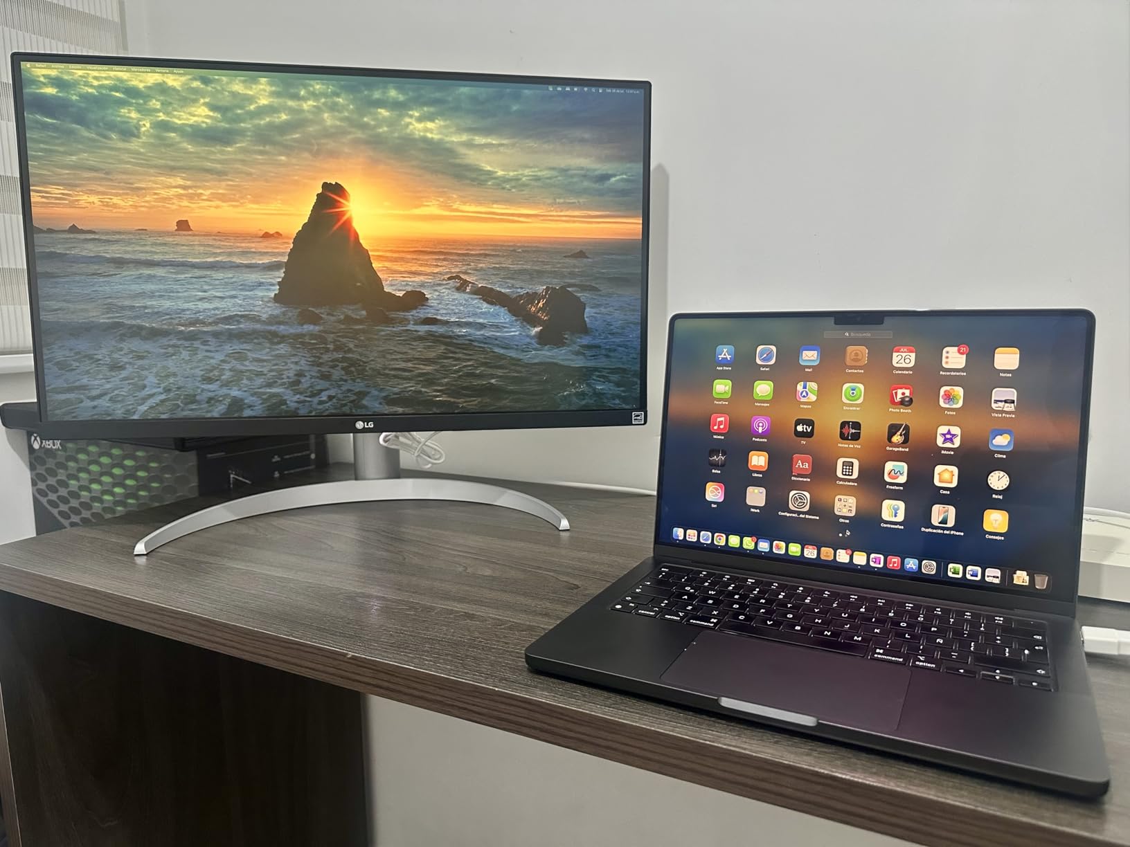 LG 27UP650K-W 27-inch Ultrafine 4K UHD (3840 x 2160) IPS Computer Monitor, 60Hz, 5ms, DisplayHDR 400 customer photo 1