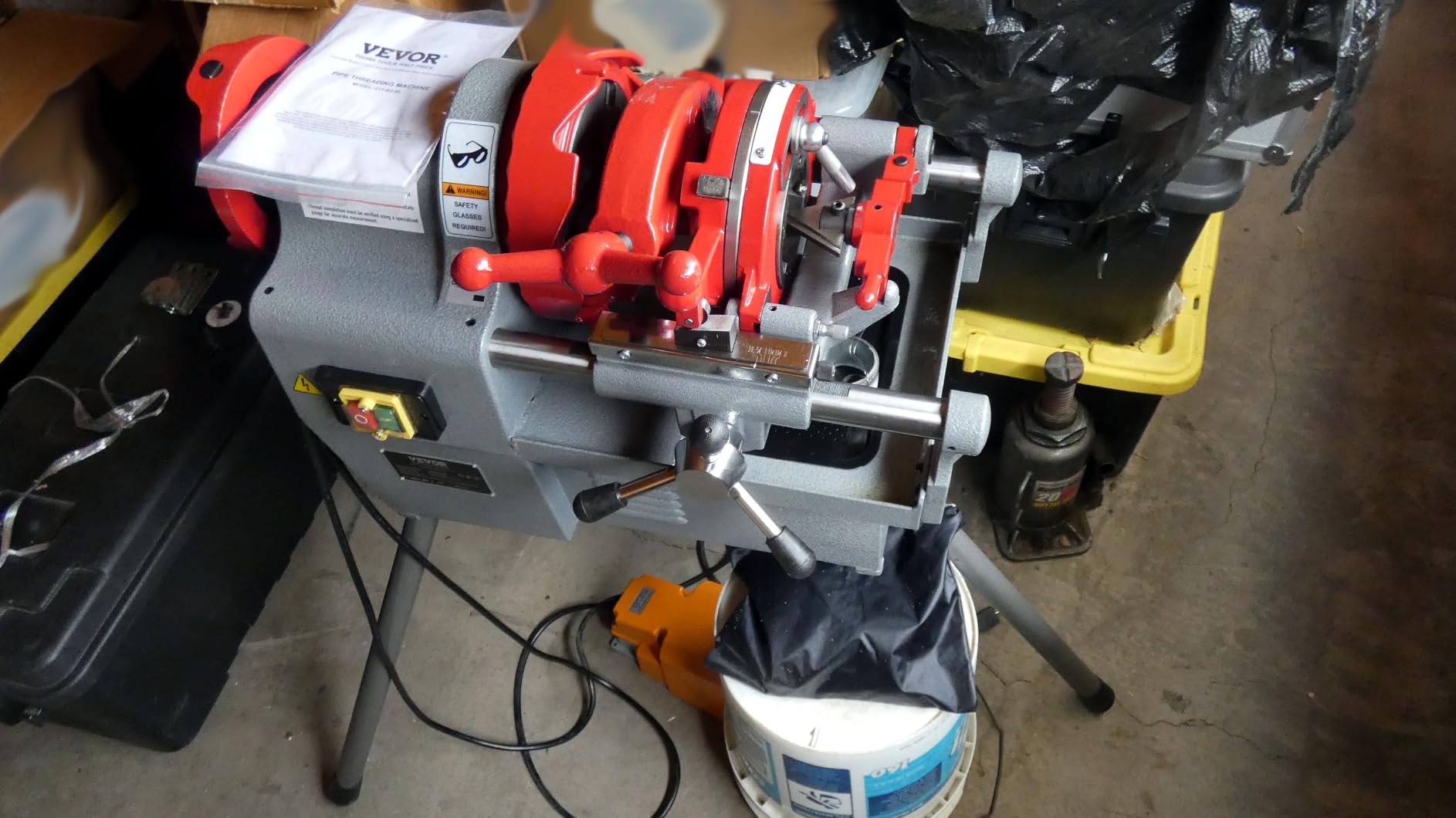 VEVOR Electric Pipe Threader Machine, 900W 2-Speed Threading Cutting Machine, 1/2 to 4 inch Pipes Threading Cutter Tool with Foot Pedal for Plumbing, Automotive Repairs, Metalworking customer photo 1