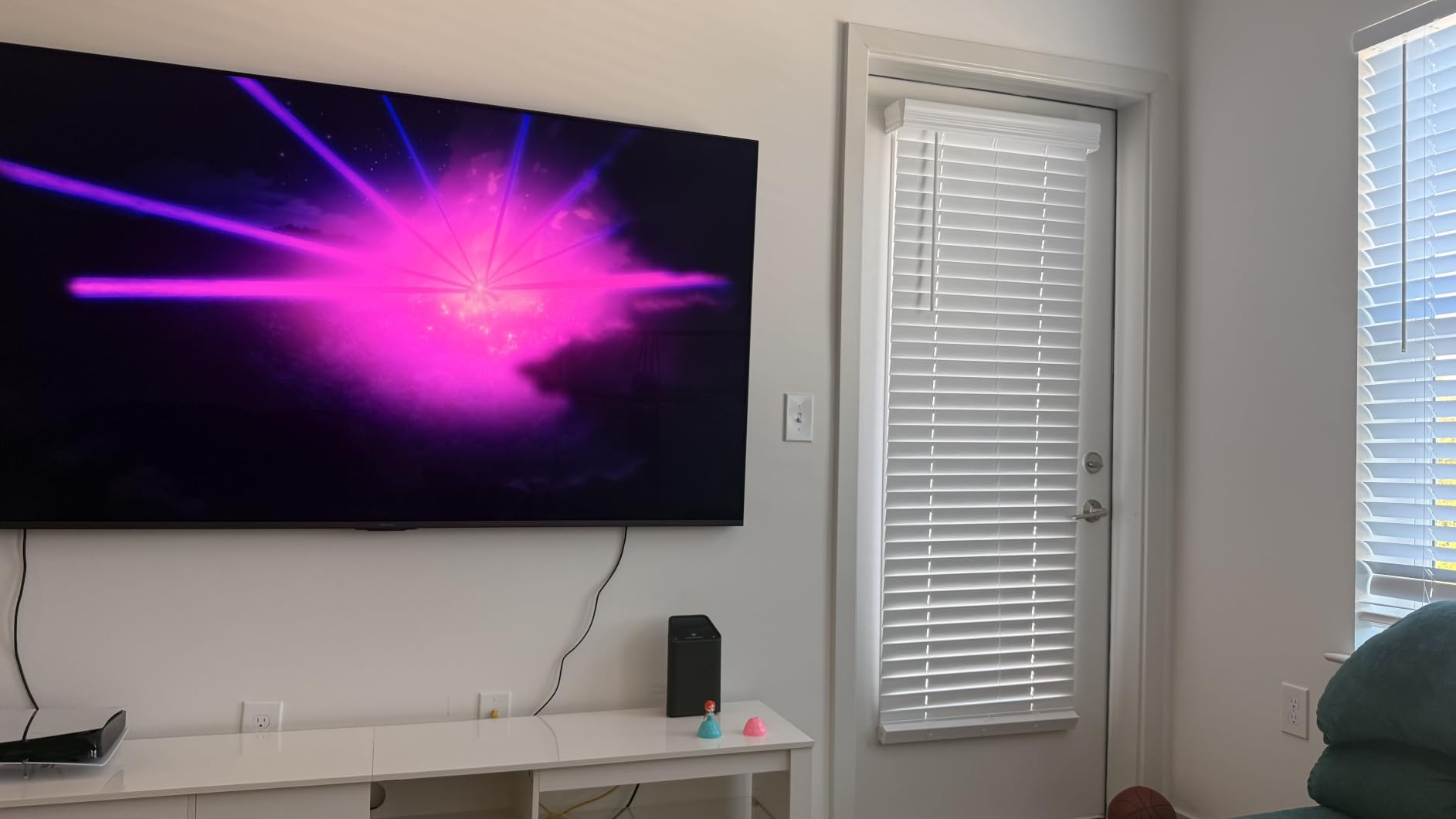 85 inch U8 Series ULED Mini-LED 4K UHD Smart Google TV (85U8QG) - QLED, Native 165Hz, VRR 288, Up to LD5600, 5000 Nits, HDR10+, Dolby Vision IQ, Atmos, IMAX Enhanced, 4.1.2 Ch Audio customer photo 2