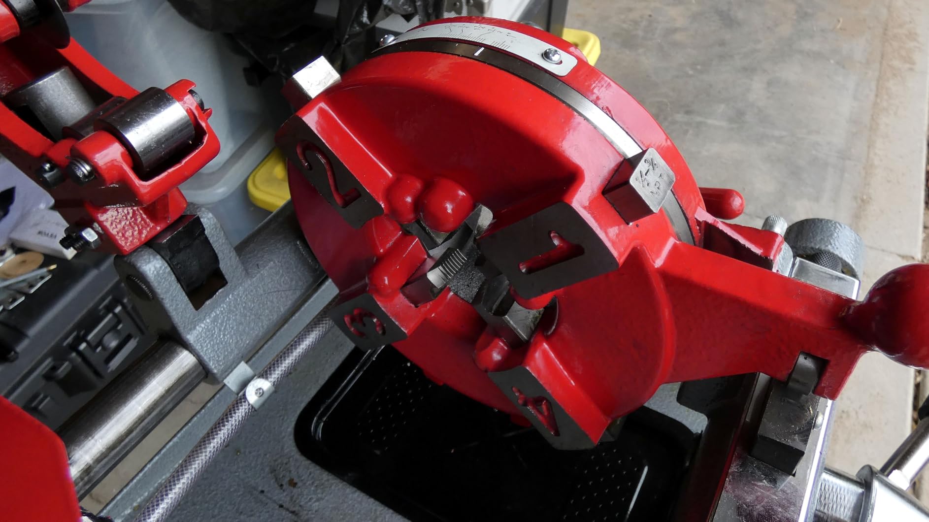VEVOR Electric Pipe Threader Machine, 750W 28RPM Threading Cutting Machine, 1/2 to 2 inch Pipes Threading Cutter Tool with Foot Pedal for Plumbing, Automotive Repairs, Metalworking customer photo 2