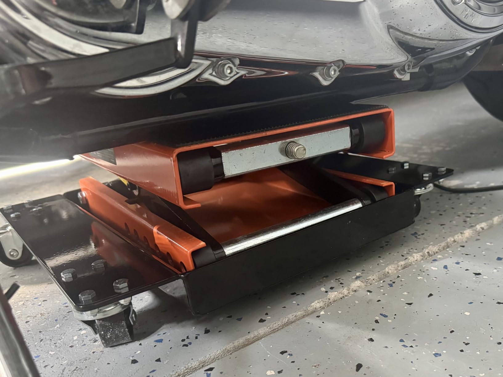 VEVOR Motorcycle Lift 1200lbs Capacity Motorcycle Stand, Deepened Anti-Slip Rubber Motorcycle Scissor Jack, Heavy Duty Steel Bike Repair Center Stand with Ratchet and Crank for ATVs, Dirt Bikes customer photo 2