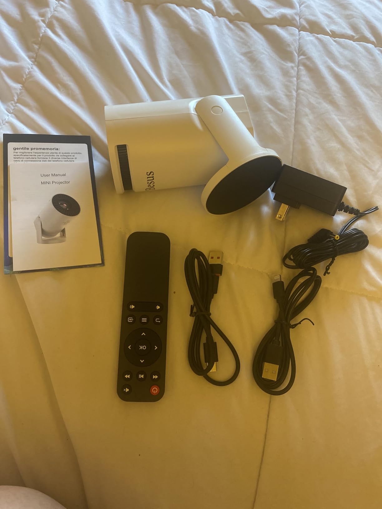 Mini projector, with wired screen sync 4K 1080P portable projector 180° rotation. 17-130