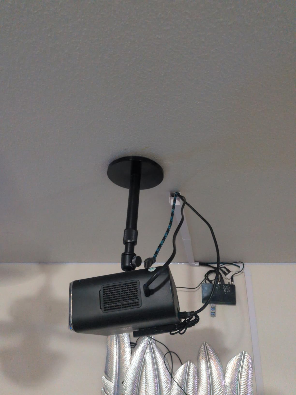 Aurzen Ceiling Projector Mount, Adjustable Rotation, Tilt & Length customer photo 1