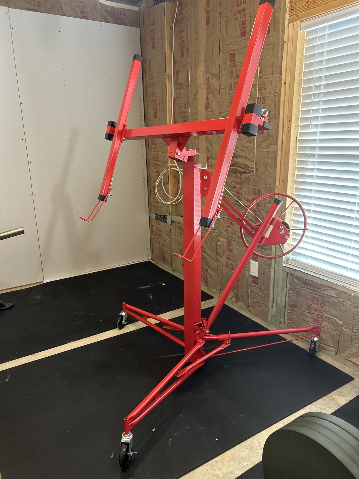 VEVOR 11ft Drywall Lift, Heavy-Duty 150 lbs Sheetrock Hoist with Adjustable Telescoping Arm, Lockable Wheels, Drywall Lifter Panel Jack Hoist Tools Ideal for Ceiling & Wall Installation (Yellow) customer photo 2