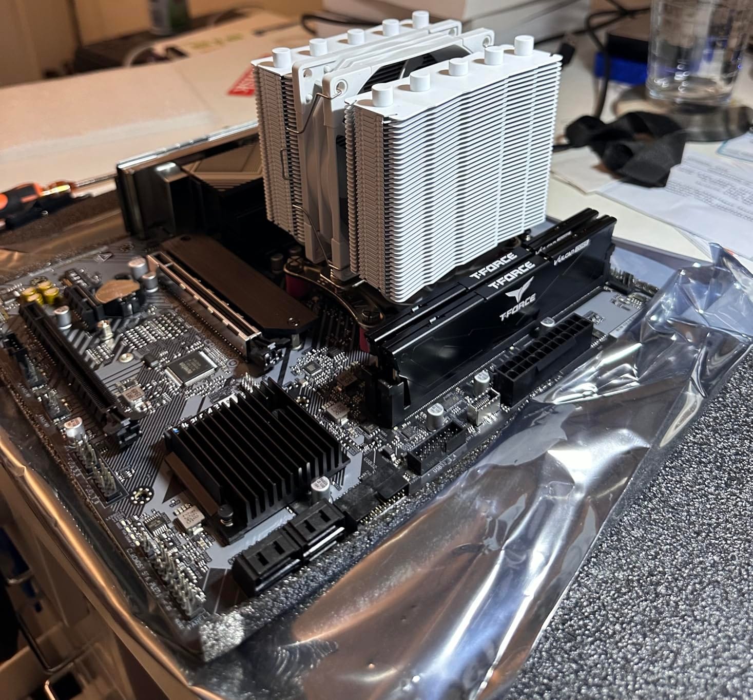 ASRock B650M-HDV M.2 White Micro-ATX AM5 Motherboard, AMD Ryzen 9000/8000/7000, PCIe 5.0 x16, DDR5 8200+(OC), Dual M.2 (Gen5/Gen4), USB 3.2 Type-C, 2.5G LAN customer photo 1