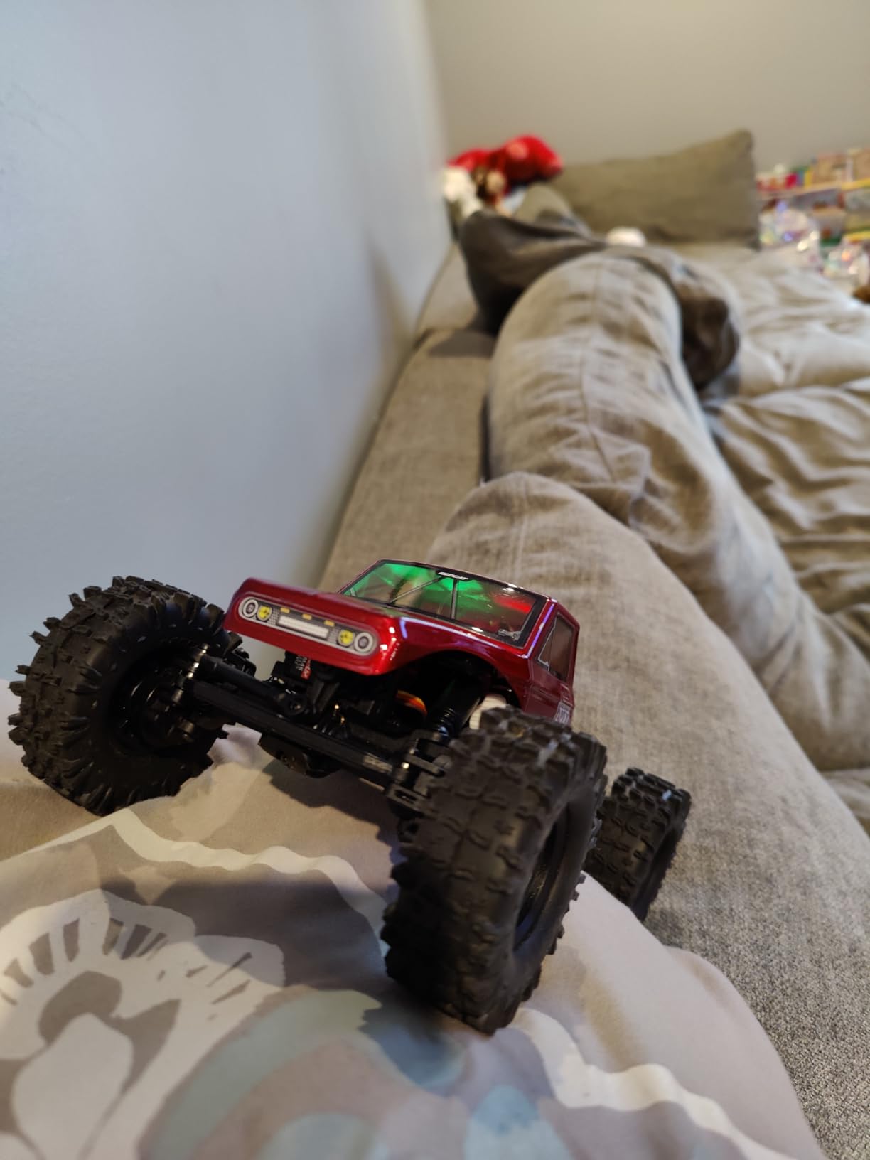 Redcat Racing Ascent-18 APEX, 1/18 Scale Brushless Electric Rock Crawler, Carbon Fiber, 4WD RC Car for Adults with 2.4GHz Radio System (Red) customer photo 1