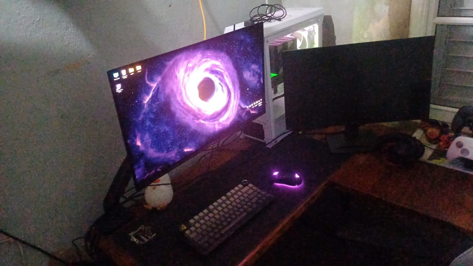 msi MAG 274QP QD-OLED X24 27-Inch WQHD Gaming Monitor, 2560 x 1440 Quantum Dot OLED Panel, 240Hz, 0.03ms, Adaptive-Sync, HDMI2.1, DP 1.4a, Tilt/Height Adjustable, Black customer photo 2
