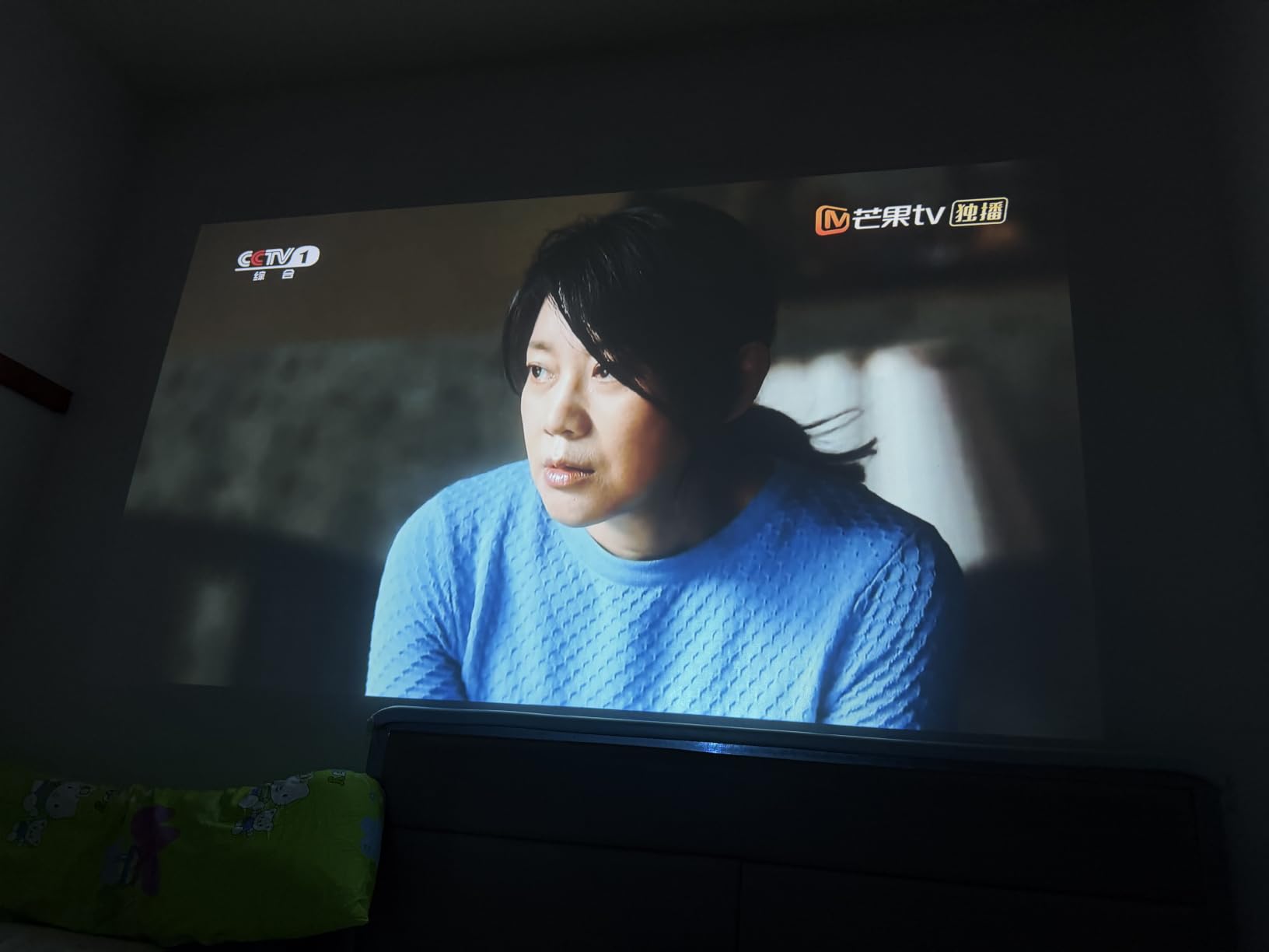 Smart Projector with WiFi and Bluetooth, Proyector-4K with Official Apps, AI Auto Focus 50W Dolby Quiet, Kogata Indoor Outdoor Projector Ceiling for Bedroom, Backyard, Camping customer photo 1