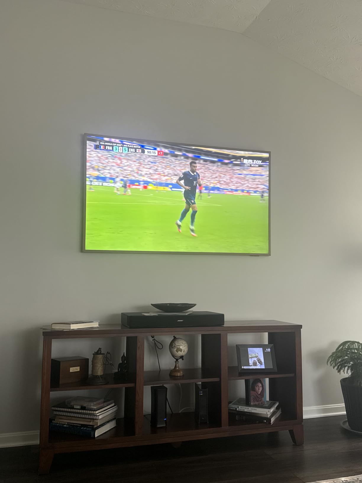 Samsung 55-Inch Class The Frame Pro LS03HW Series Samsung Vision AI Smart TV (2026 Model, 55LS03HW) Glare Free with Neo QLED, Wireless One Connect, Slim Fit Wall Mount Included, Alexa Built-in customer photo 2