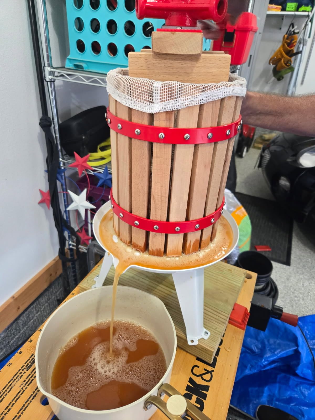VEVOR Fruit Wine Press, 4.75Gal/18L Manual Juice Maker, Solid Beech Wood Basket, Vintage Traditional Juicer with 2 Filter Bags, Heavy Duty T-Shaped Handle Bar for Cider Apple Grape Press, Kitchen Home customer photo 1