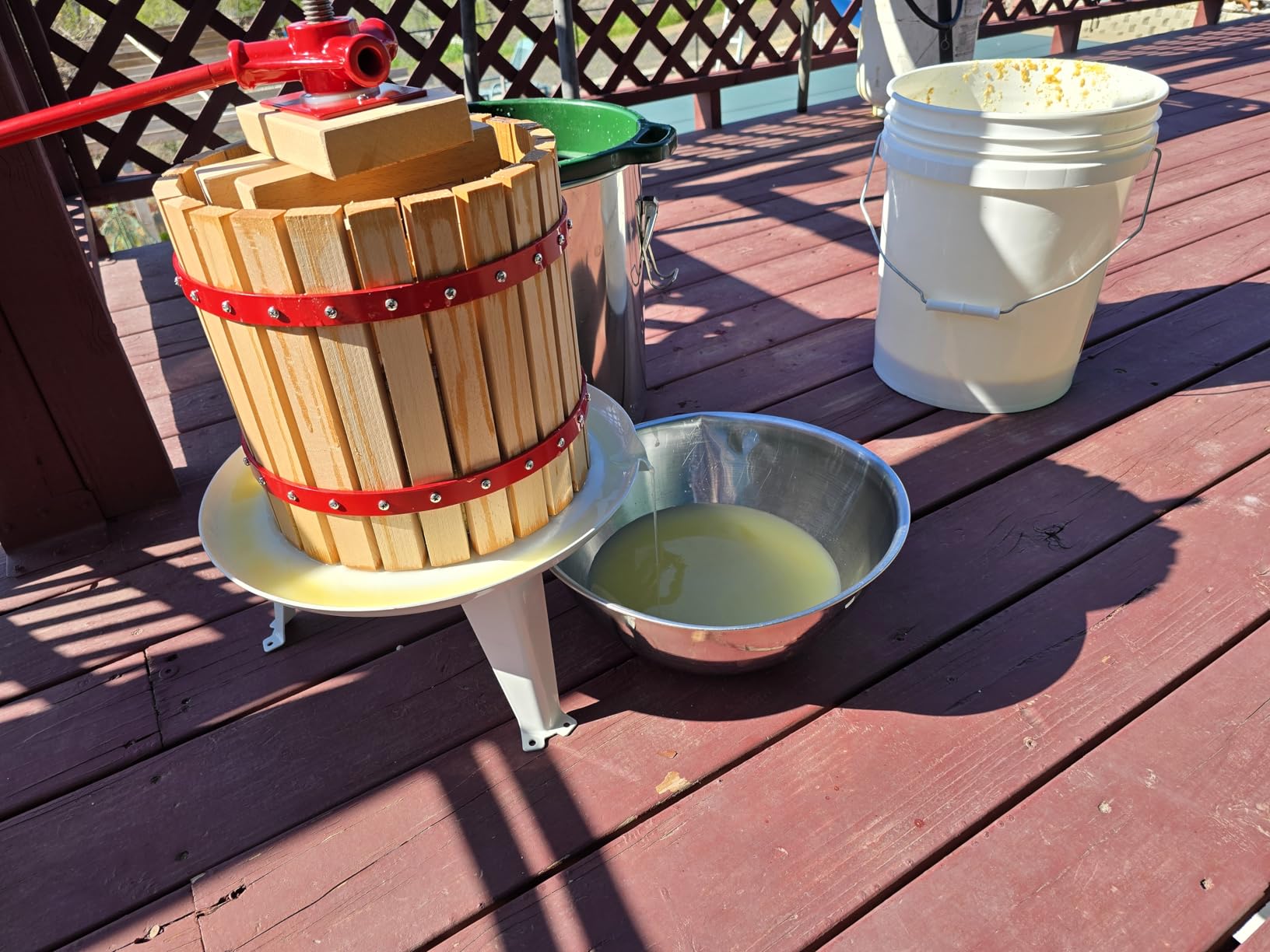 VEVOR Fruit Wine Press, 4.75Gal/18L Manual Juice Maker, Solid Beech Wood Basket, Vintage Traditional Juicer with 2 Filter Bags, Heavy Duty T-Shaped Handle Bar for Cider Apple Grape Press, Kitchen Home customer photo 2