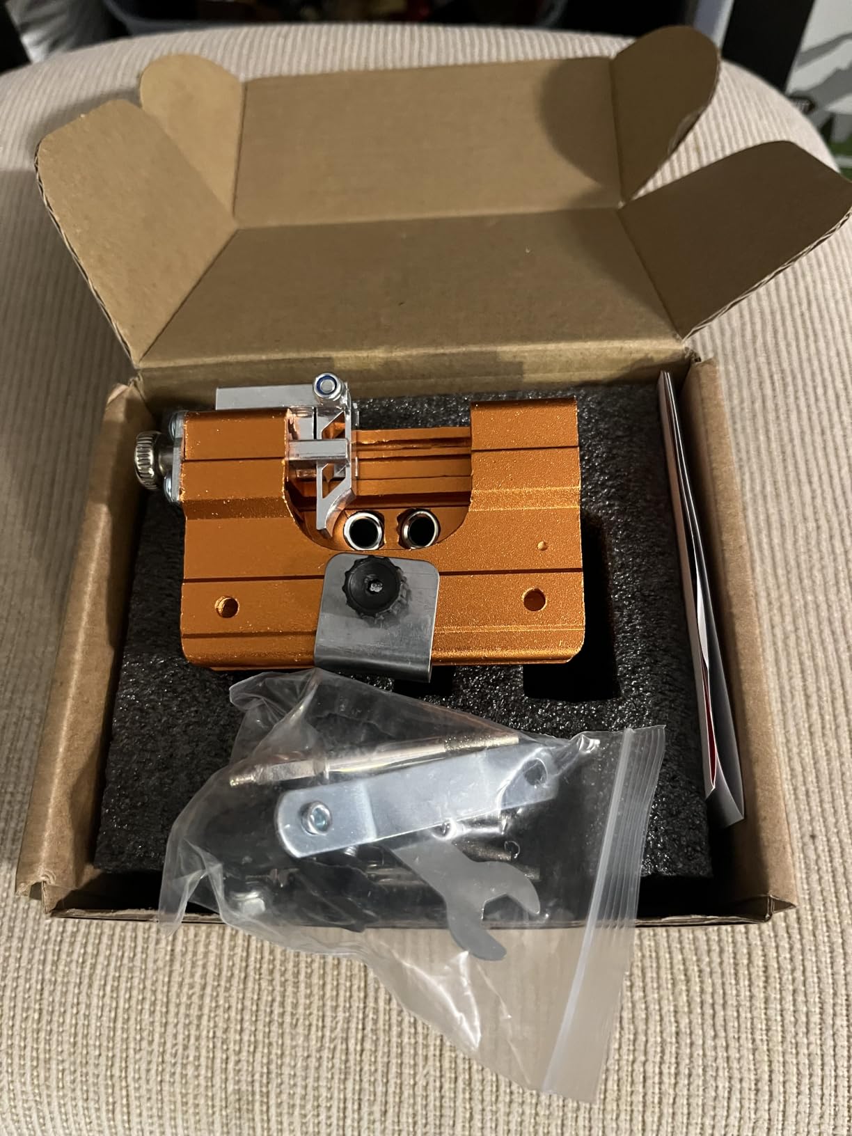 Chainsaw Sharpener, portable chainsaw sharpener tool equipped with 5 diamond drill bits and blades, suitable for 4
