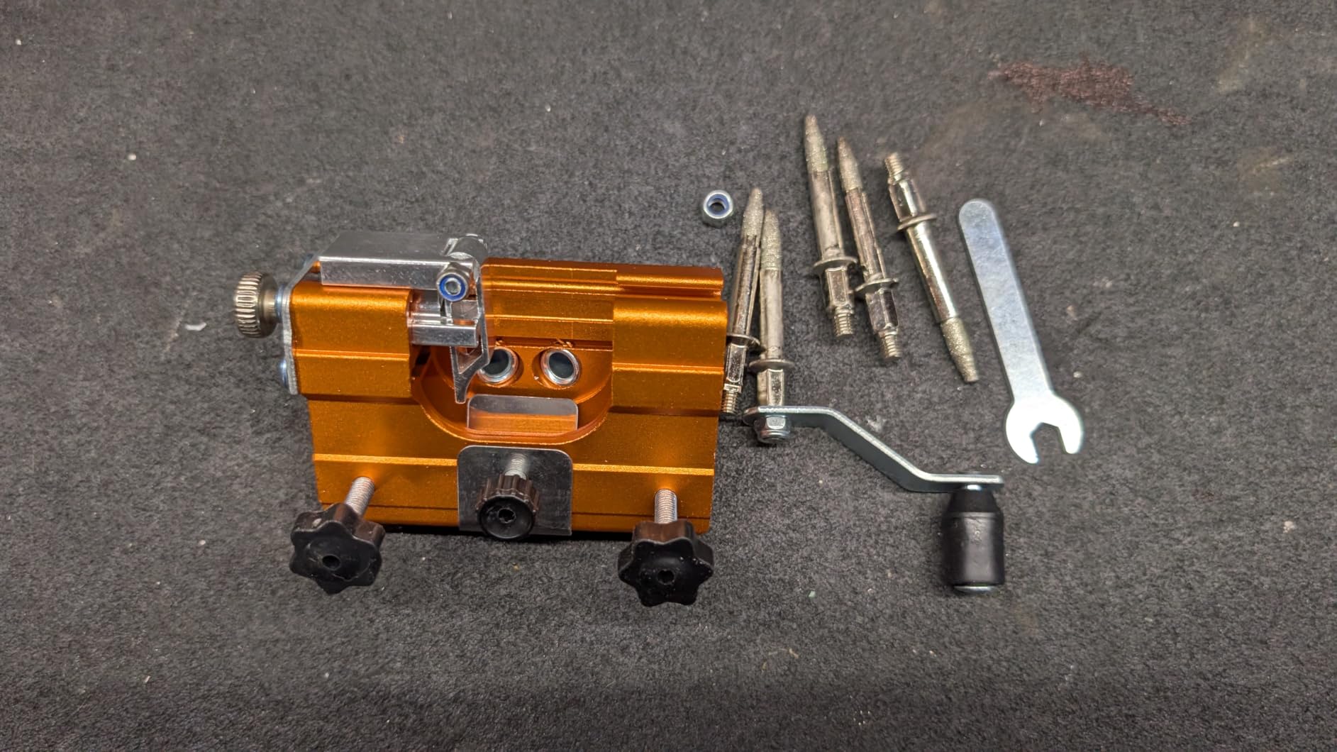 Chainsaw Sharpener, portable chainsaw sharpener tool equipped with 5 diamond drill bits and blades, suitable for 4