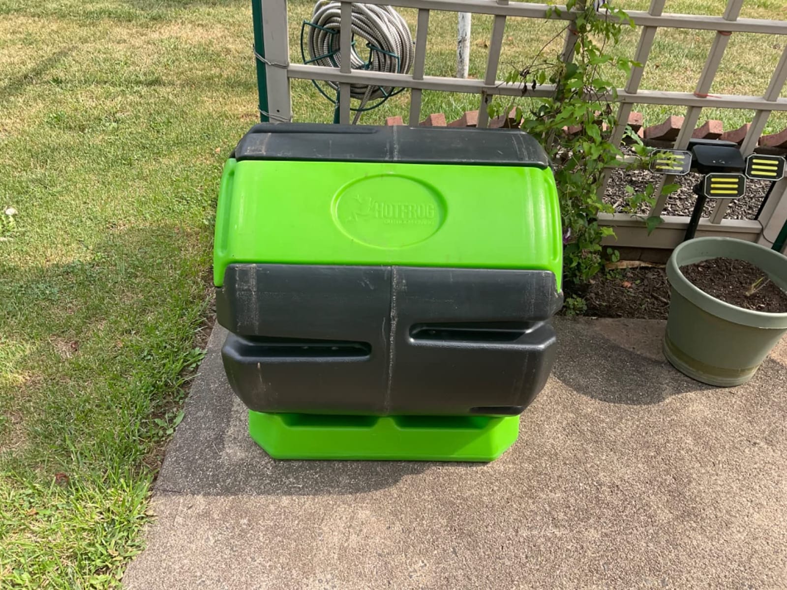 FCMP Outdoor HOTFROG Rolling Single Chamber Batch Tumbling Composter - Outdoor Rotating Garden Compost Bin (HF-RC4000WB) Black & Green (37-Gallon) customer photo 1