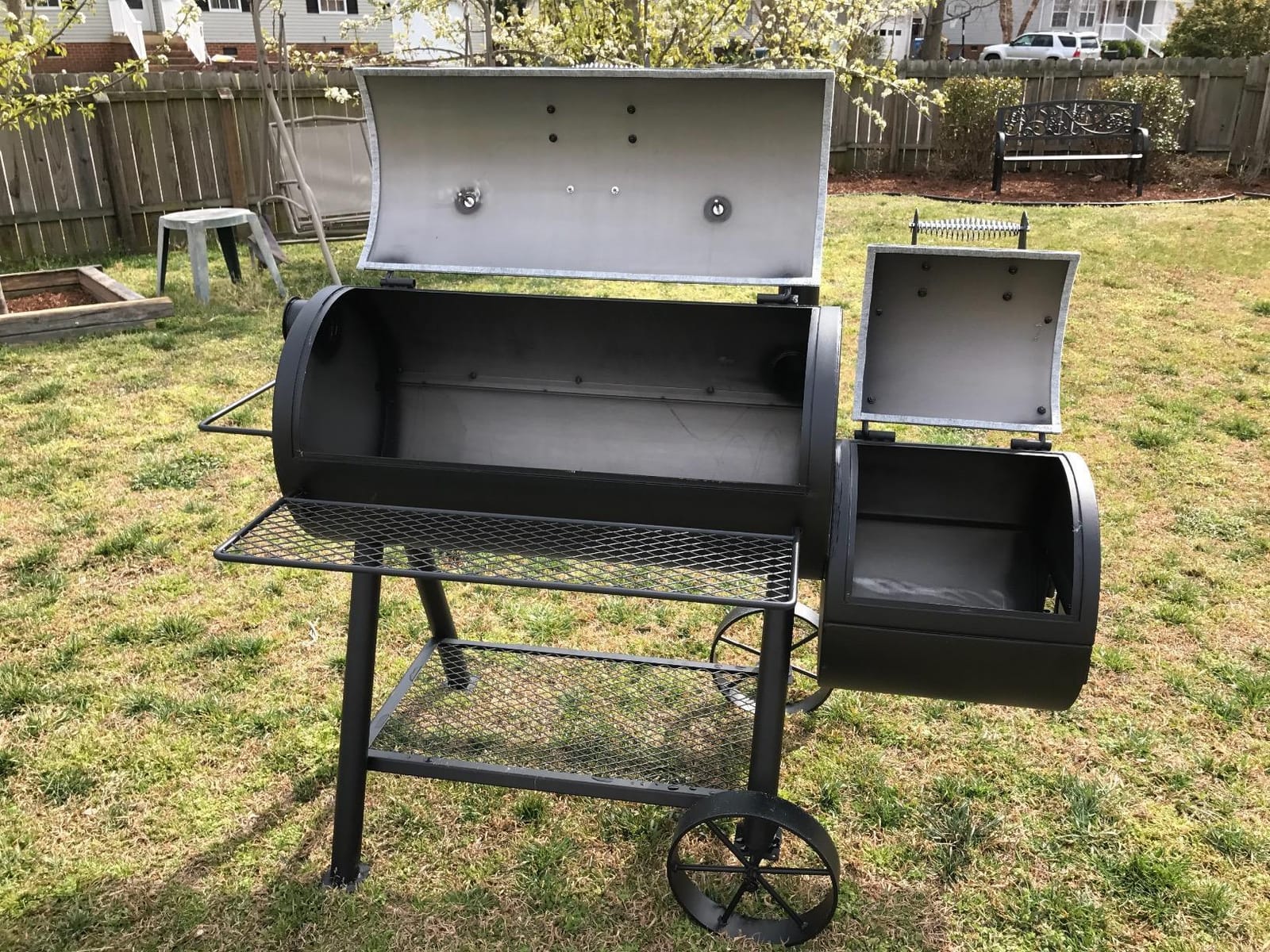 Oklahoma Joe's Highland Reverse Flow Smoker, Charcoal, Porcelain Coated Wire, Black customer photo 1