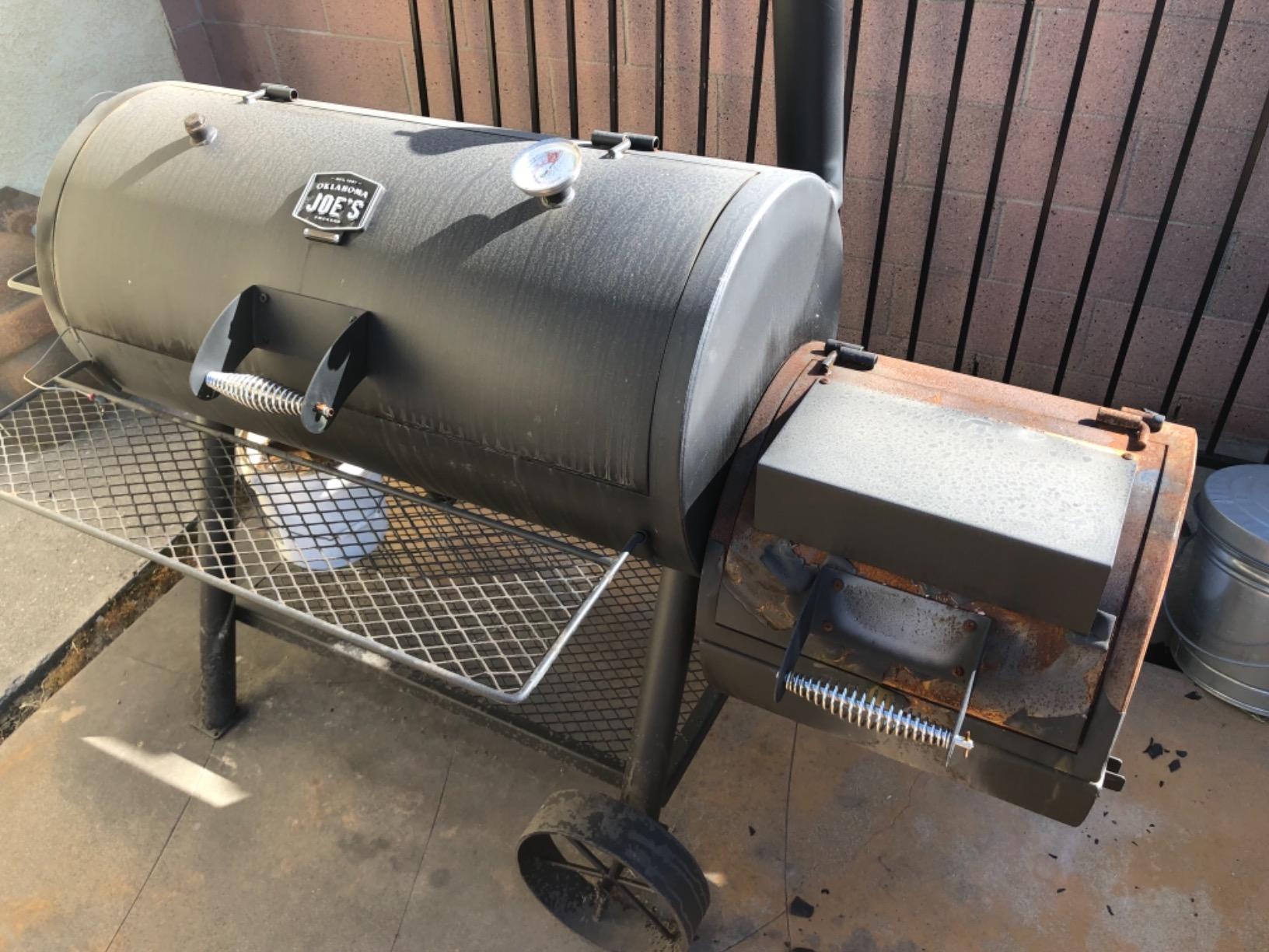 Oklahoma Joe's Highland Reverse Flow Smoker, Charcoal, Porcelain Coated Wire, Black customer photo 2