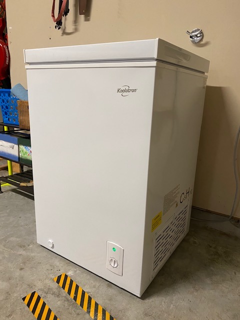 Koolatron Deep Freezer - Chest Freezer, 1 Wire Basket, Garage Ready, Meat Storage, Front Drain, Congelador For Home, Apartment, Basement, Dorm, Cottage, Manual Defrost, Stand Up, 3.5 Cubic Feet, White customer photo 2