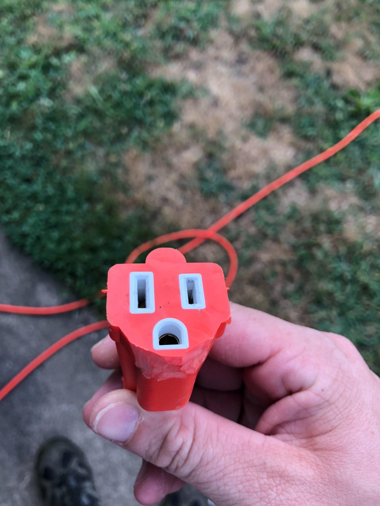 Amazon Basics Indoor/Outdoor Extension Cord, 25-foot, 3-Prong Grounded Plug with 3 Outlets, Weather Resistant Vinyl, 13 Amps, 1625 Watts, 125 VAC, Green customer photo 2