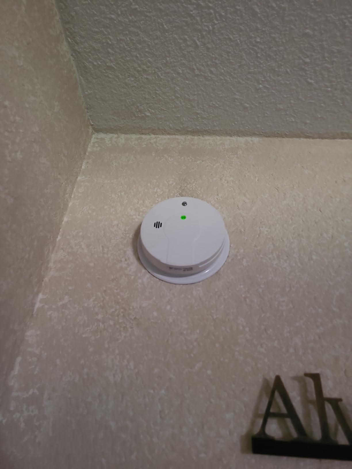 Kidde Smoke Detector, Hardwired Smoke Alarm with 9-Volt Battery Backup, Test-Reset Button, Interconnect Capability, 1 Count (Pack of 1), White customer photo 1
