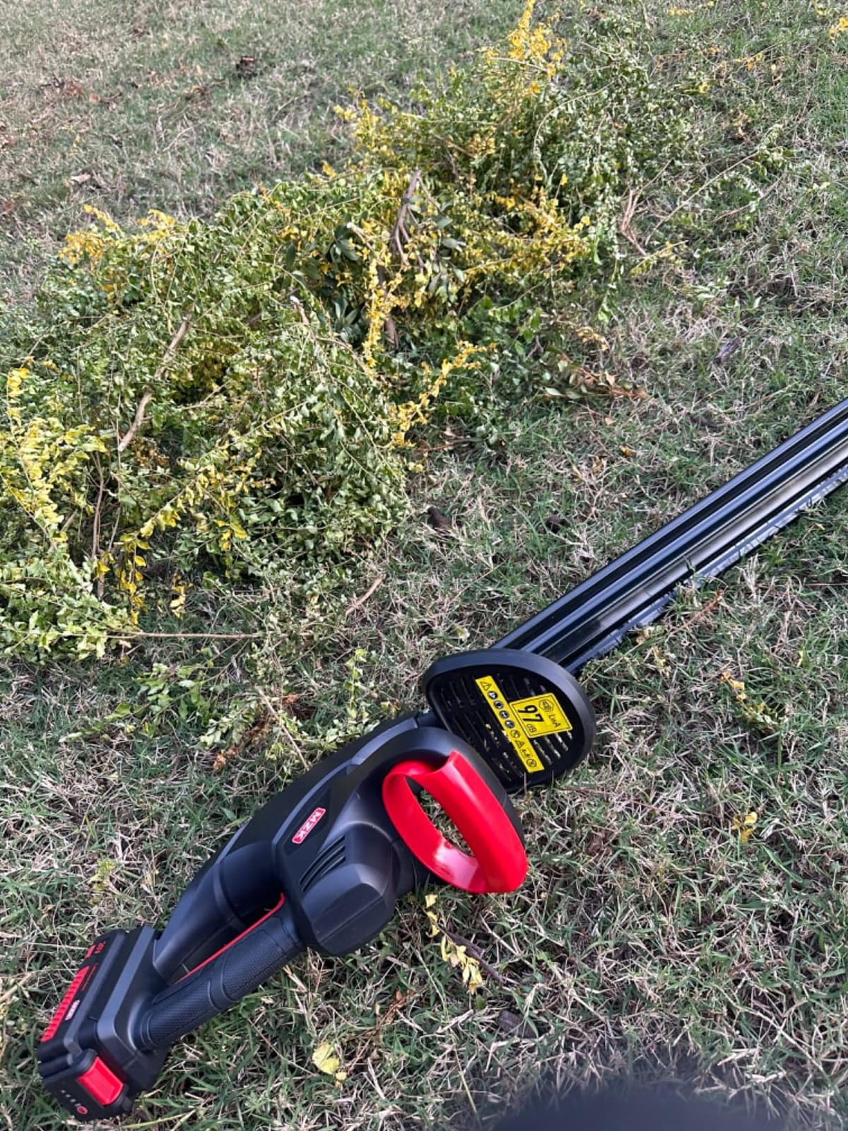 MZK 20V 22-Inch Cordless Hedge Trimmer with 2 x 4Ah Batteries customer photo 2