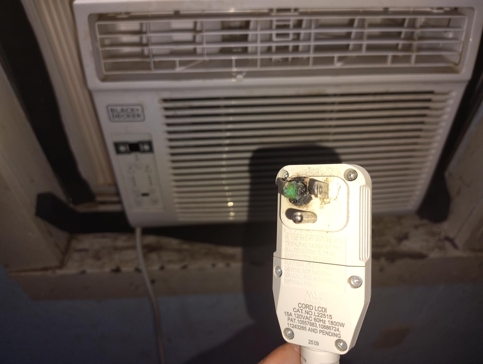 BLACK+DECKER Window Air Conditioner 12000 BTU, BD12WT6, White customer photo 1