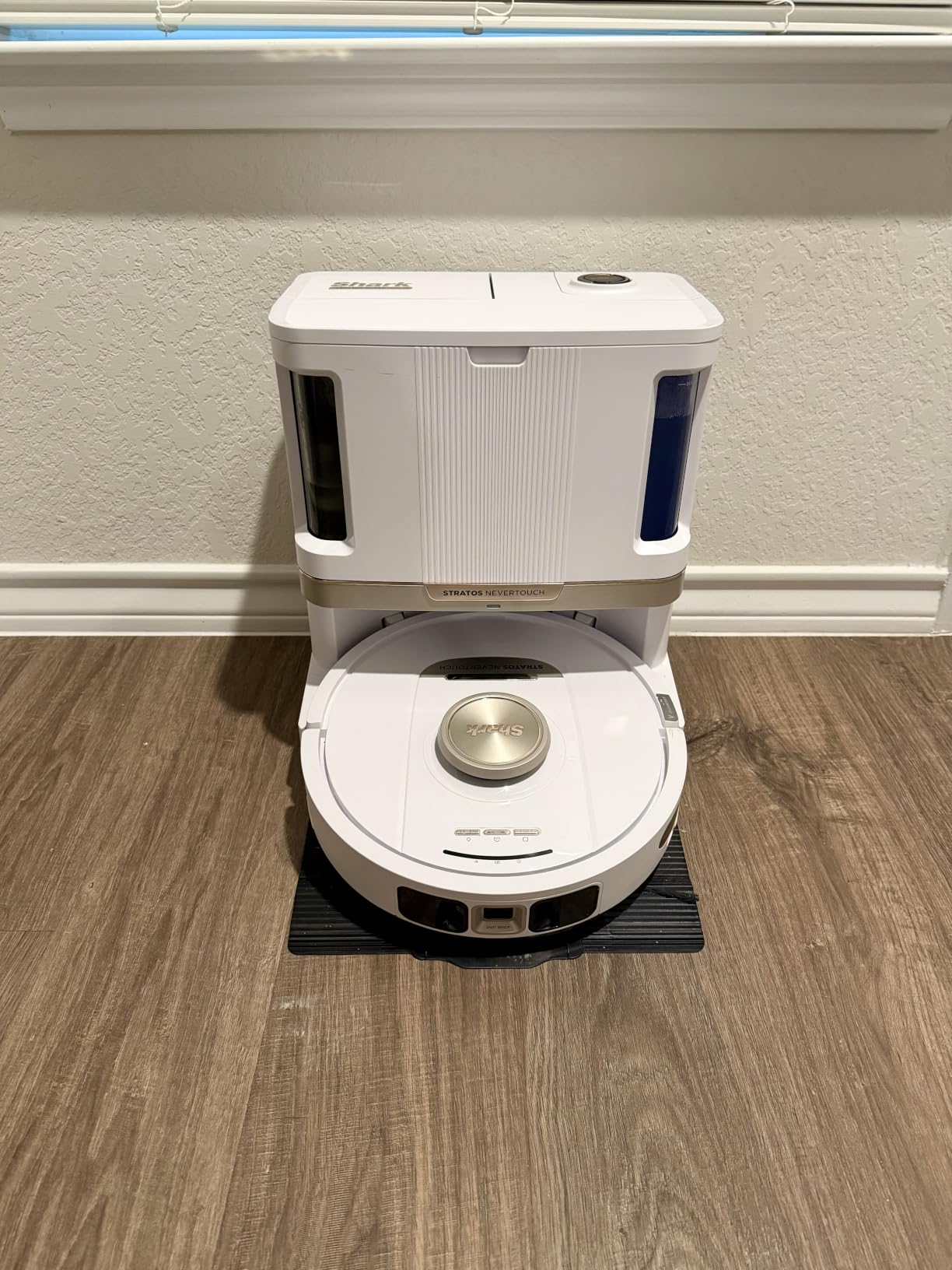 Shark AV2501S AI Ultra Robot Vacuum, with Matrix Clean, Home Mapping, 30-Day Capacity HEPA Bagless Self Empty Base, Perfect for Pet Hair, Wifi, Dark Grey customer photo 1