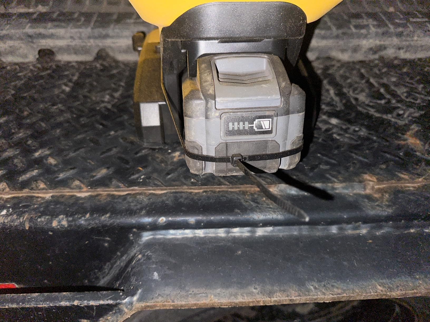 Uniqwamo Handheld Grass Seed Spreader Compatible for Milwaukee 18V Battery customer photo 1