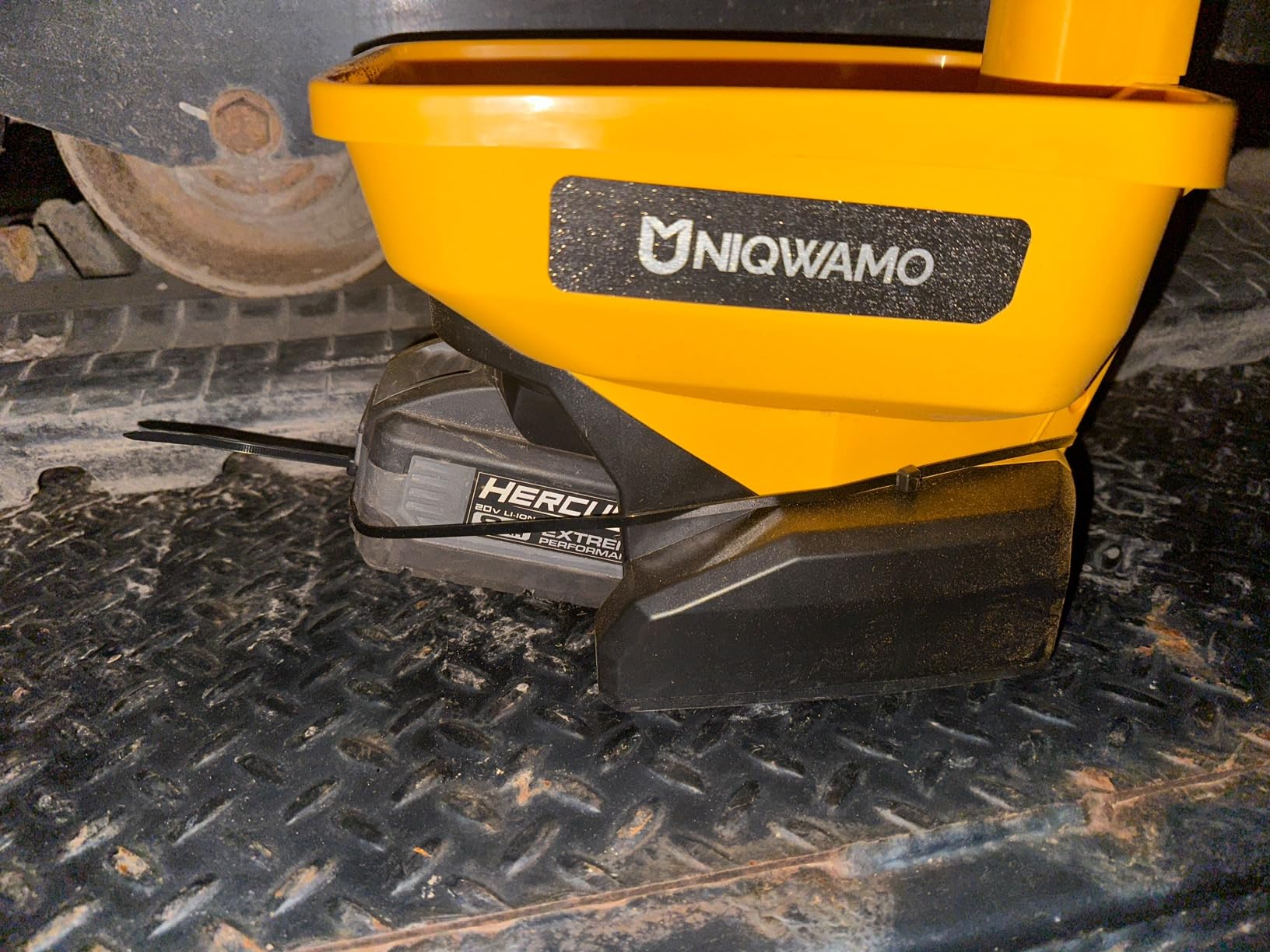 Uniqwamo Handheld Grass Seed Spreader Compatible for Milwaukee 18V Battery customer photo 2
