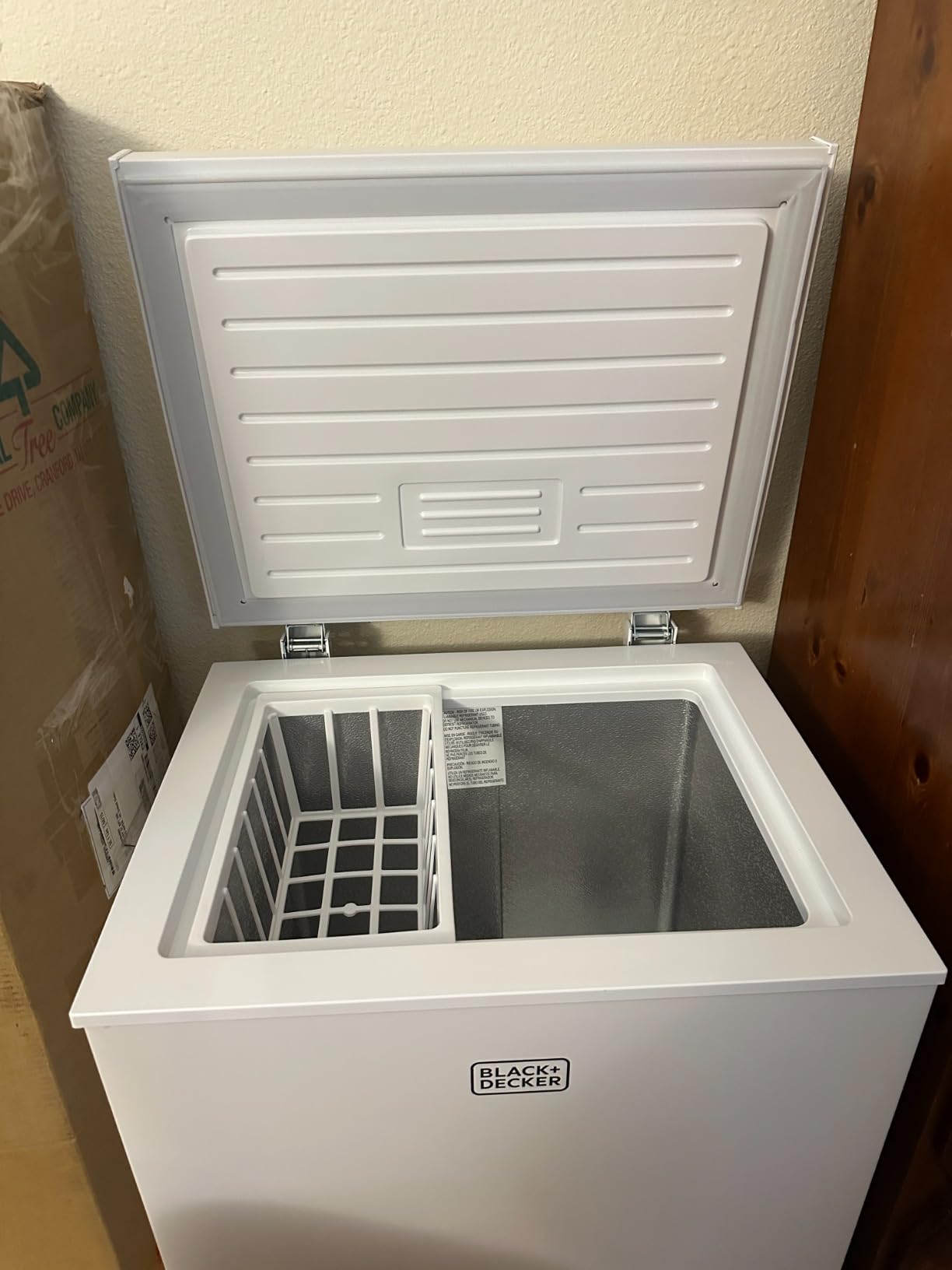 BLACK+DECKER 19.8 Cu. Ft. Chest Freezer, R600a Refrigerant, BCF1980E, White customer photo 1