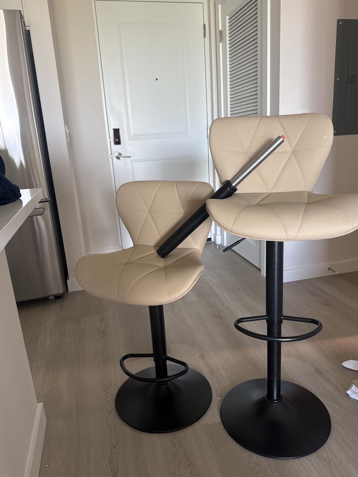 Bar Stools Set of 2,Adjustable Swivel Barstools, Faux Leather Bar Chairs,Upholstered Counter Height with High Backrest for Kitchen Island, Black customer photo 2