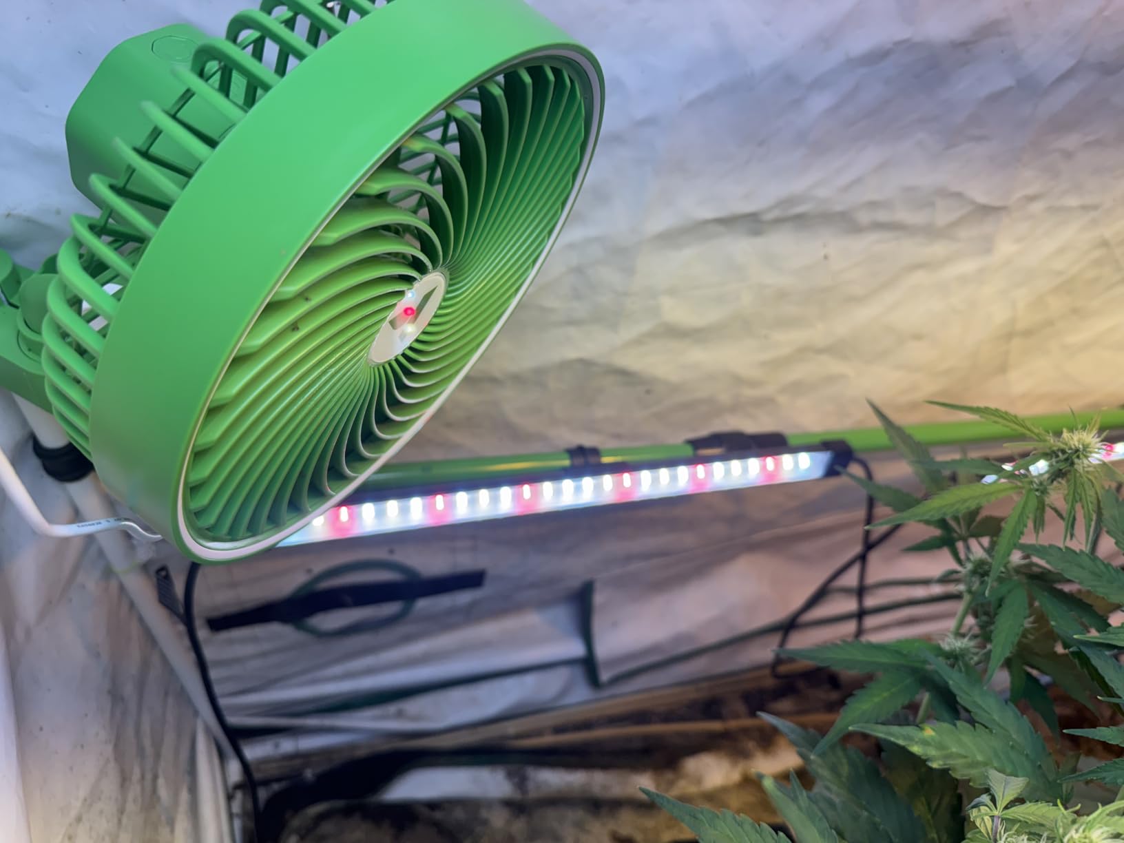 VIVOSUN LumaRay LED Grow Light Bars 16”(4-Bar) Full Spectrum Side Lighting customer photo 1