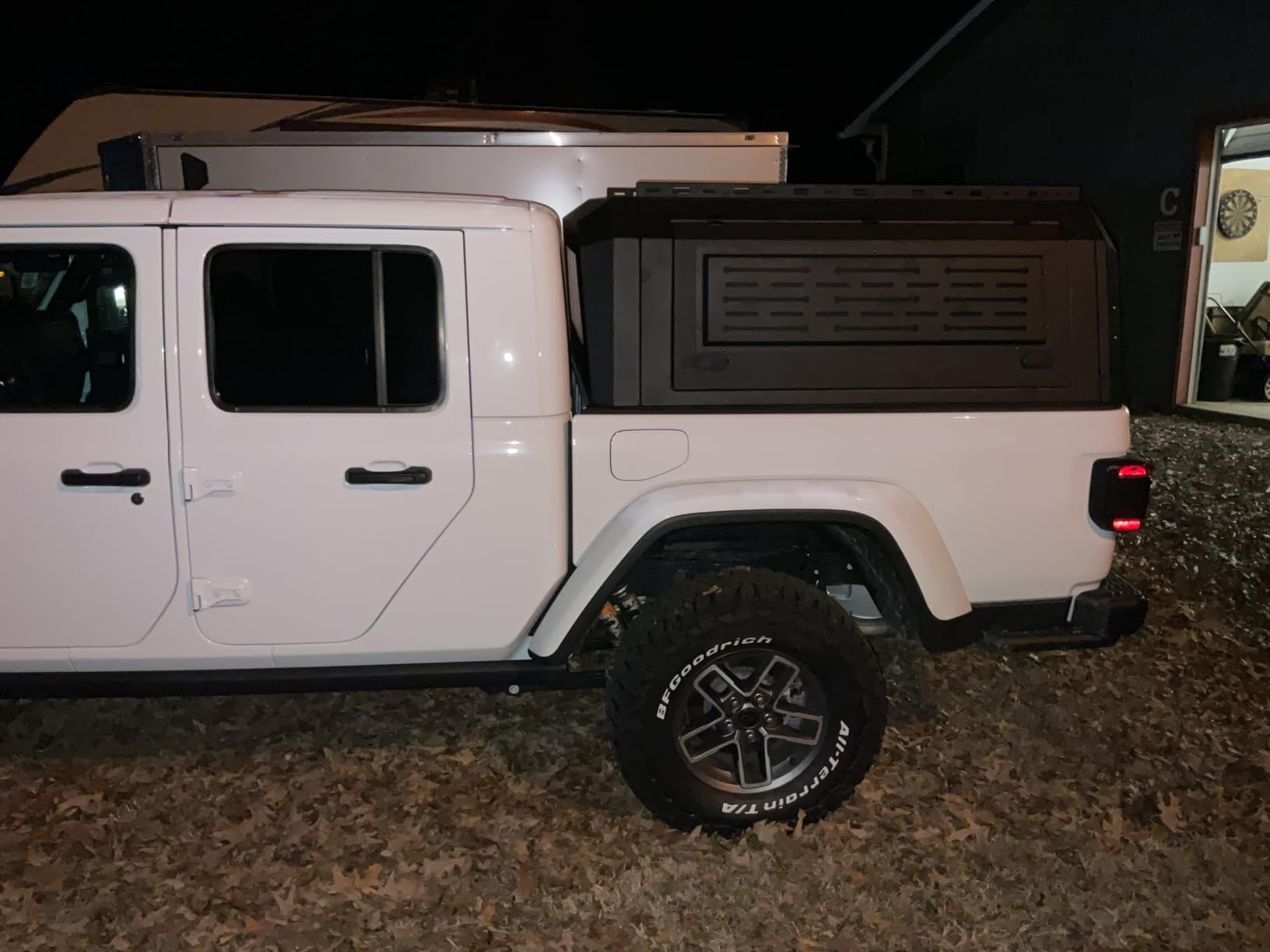 Truck Topper Compatible for Jeep Gladiator Short Bed，Hardtop Aluminum Pickup Canopy，Lockable No-Drill Install ，All-Weather Overland Ready customer photo 1
