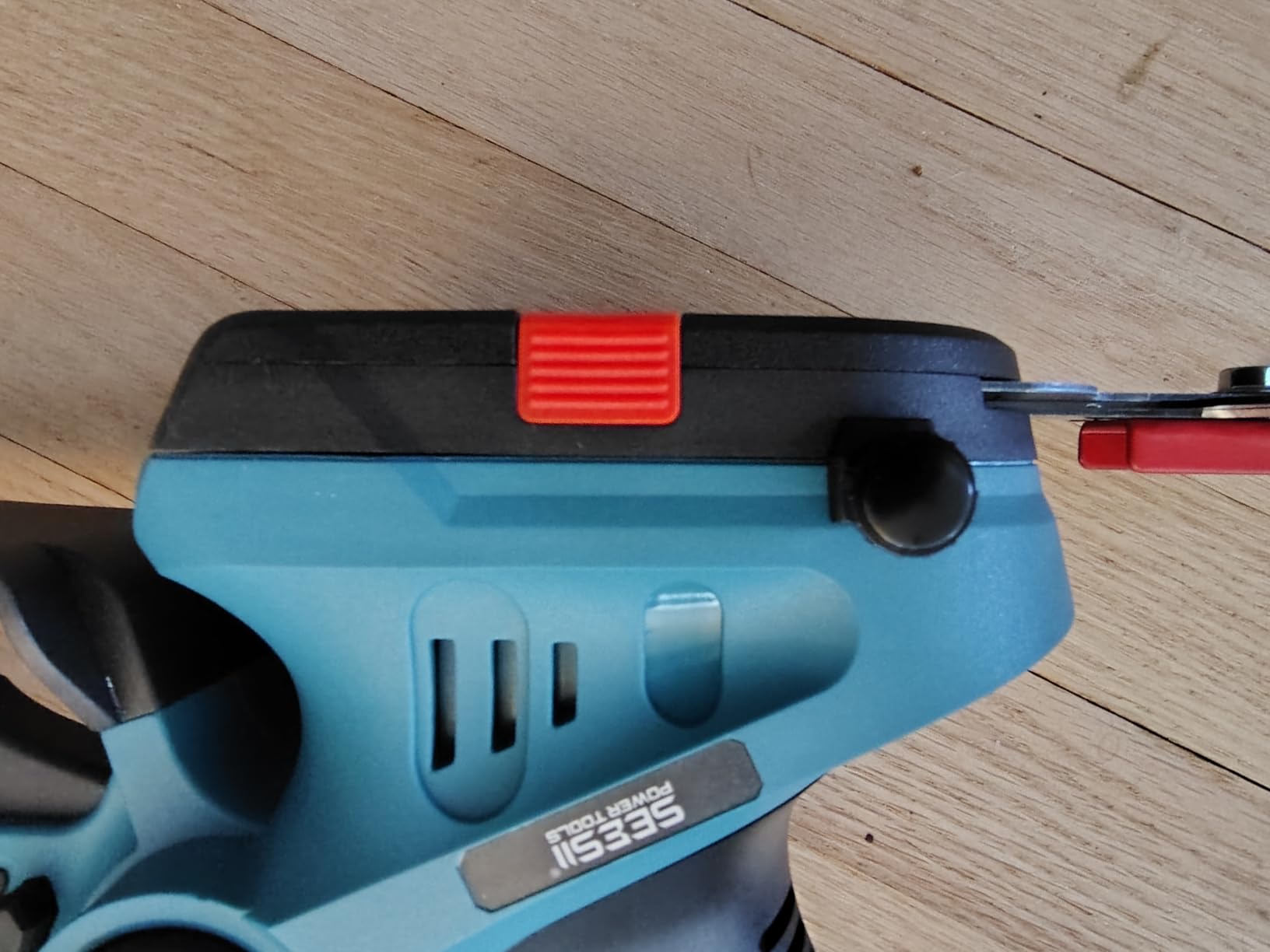 SEESII 20V Pole Hedge Trimmer Cordless, 8.5 FT Reach, Dual 4.0Ah Batteries customer photo 1