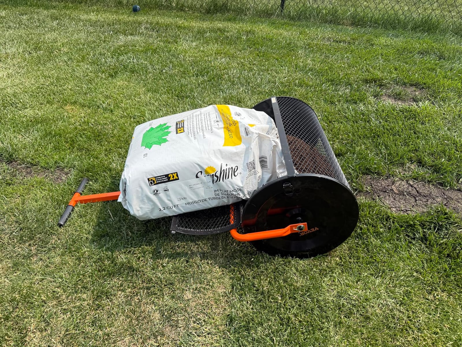 VEVOR Tow Behind Broadcast Spreader, 130LBS Capacity, Tow/Push Garden Spreader with 13 in Tires, 30 Adjustable Setting & 9.8 ft Spreading Width, Lawn Spreaders for Seed, Fertilizer, Salt, Ice Melt customer photo 2