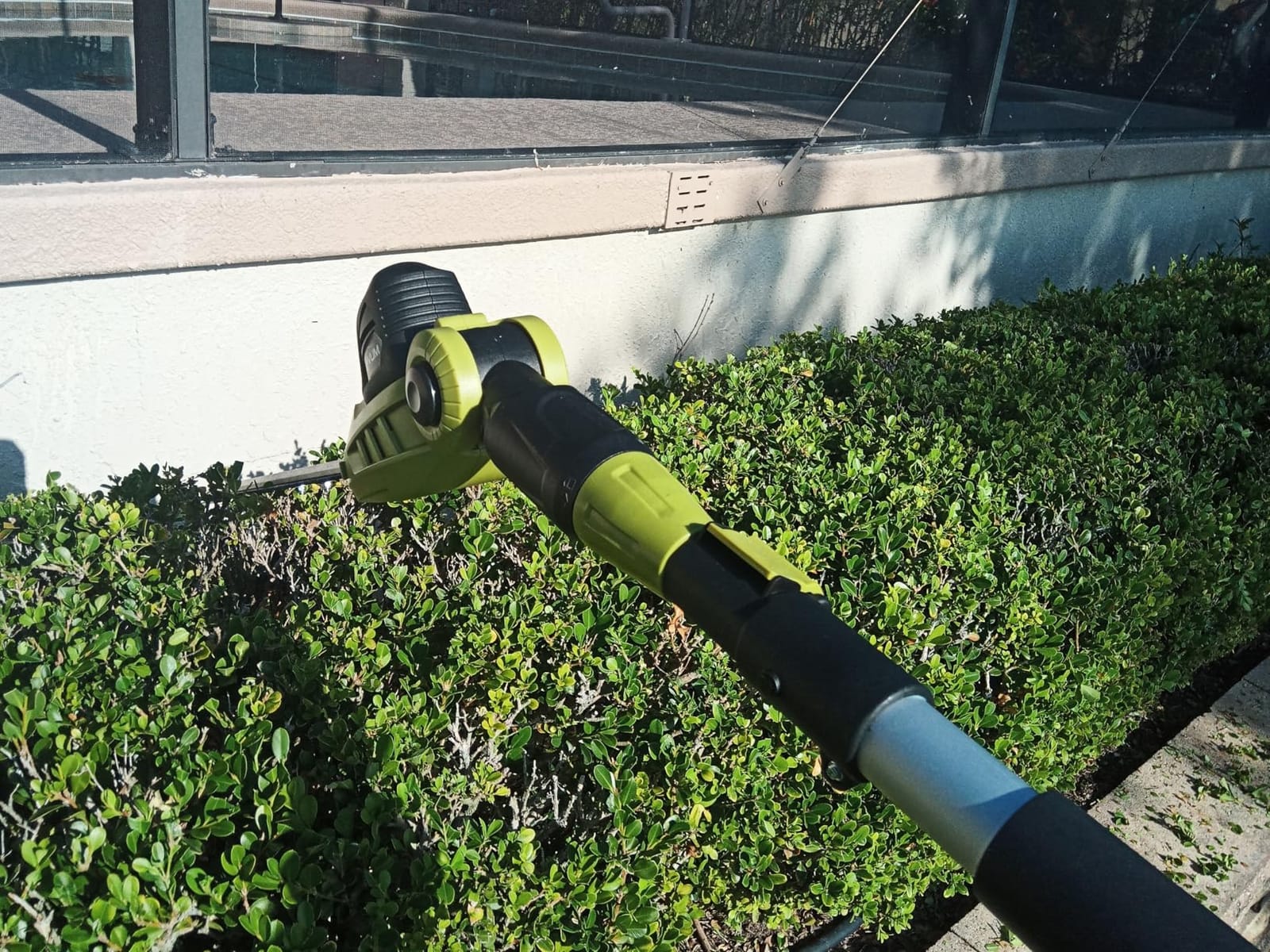 SEYVUM 20V Cordless Pole Hedge Trimmer, Bush & Shrub Cutter, 20-Inch Blade customer photo 2